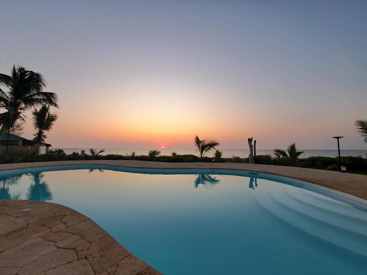 Aux 2 Metis Hotel Toliara Bagian luar foto