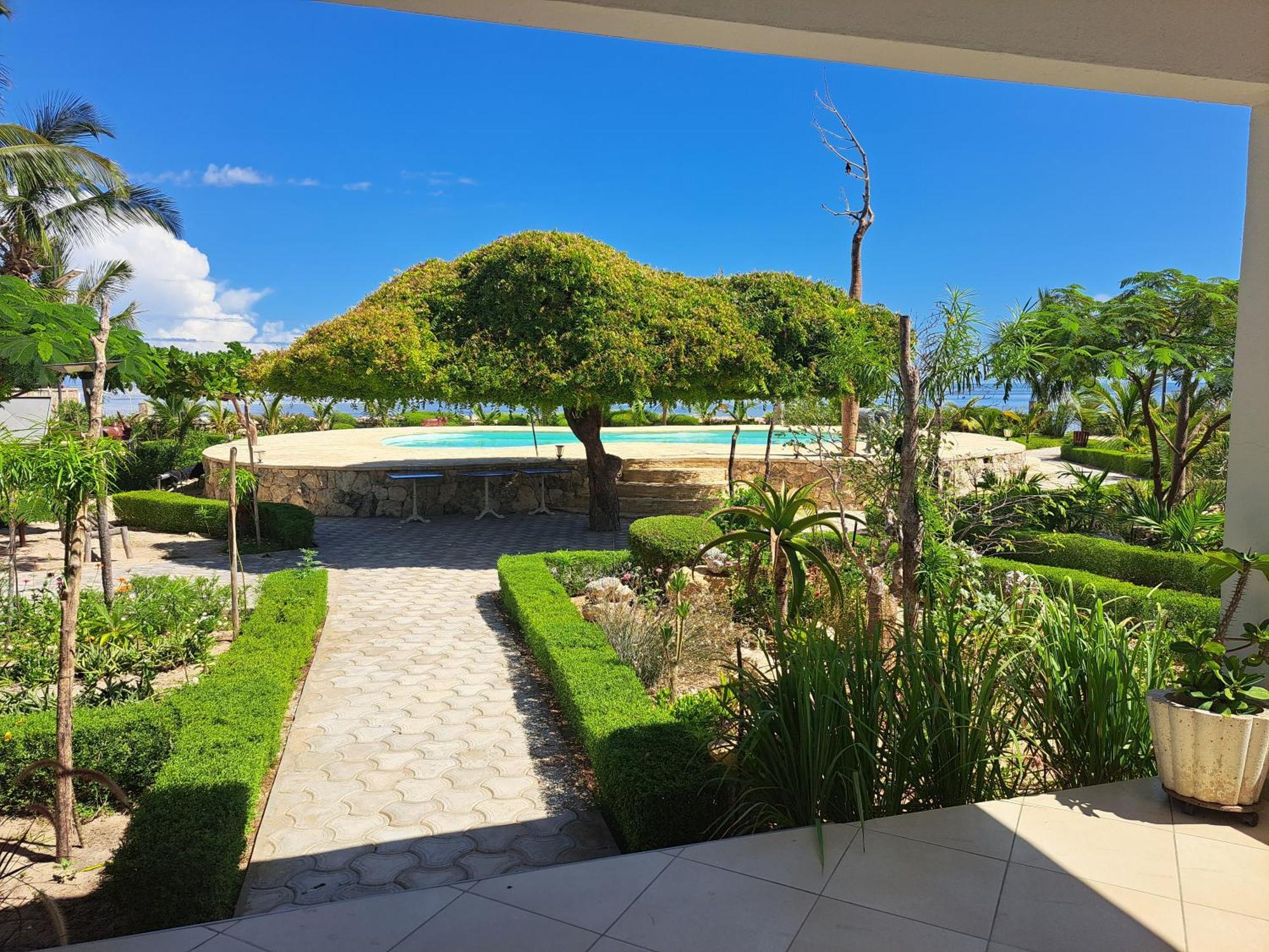 Aux 2 Metis Hotel Toliara Bagian luar foto
