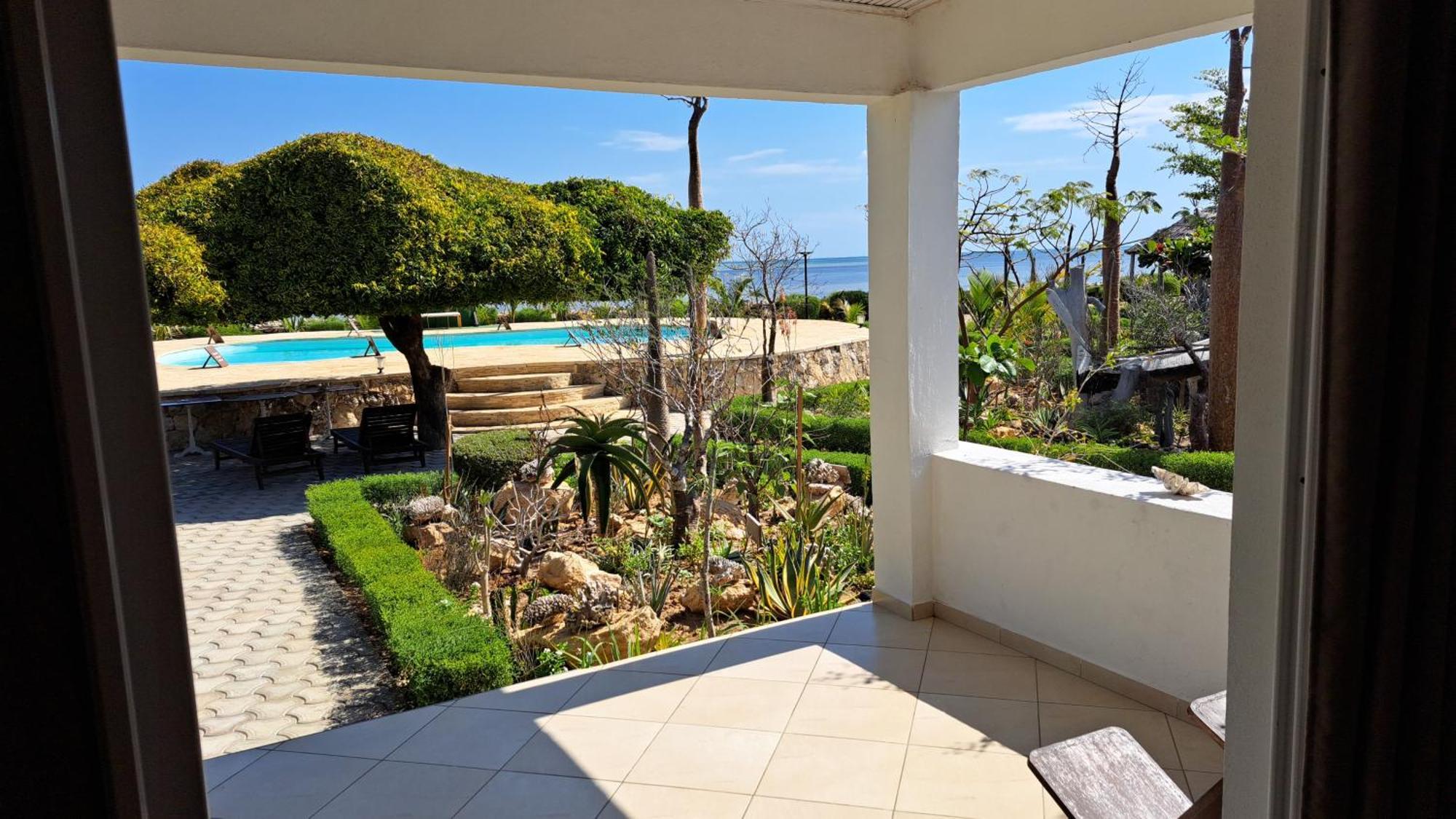 Aux 2 Metis Hotel Toliara Bagian luar foto